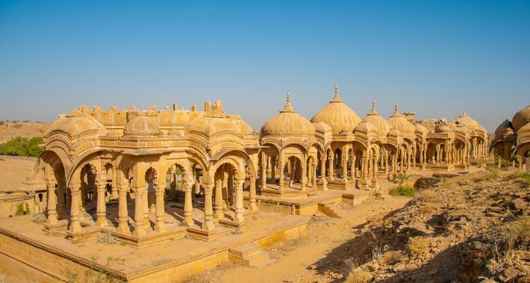 Fortaleza histórica con puertas ornamentadas y puente.