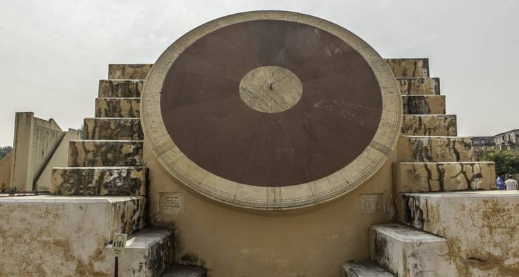Interior intrincado de una tumba con frescos detallados.