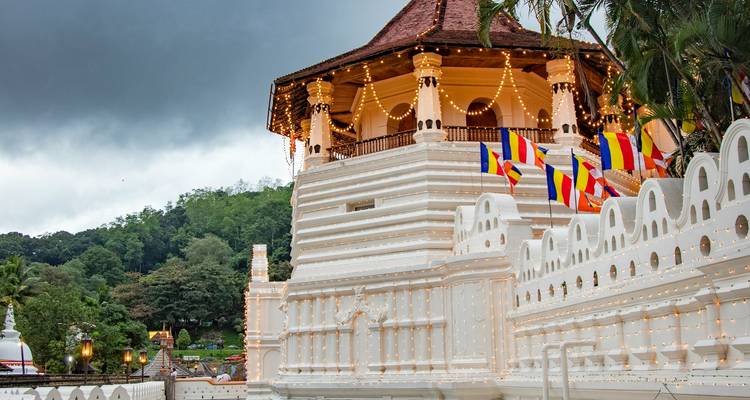 Hermoso templo blanco con banderas y luces.