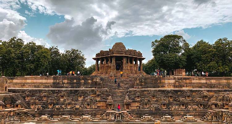 La structure de puits à degrés du temple du Soleil à Modhera.