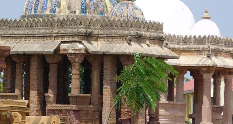 Temples aux sculptures complexes et aux dômes.