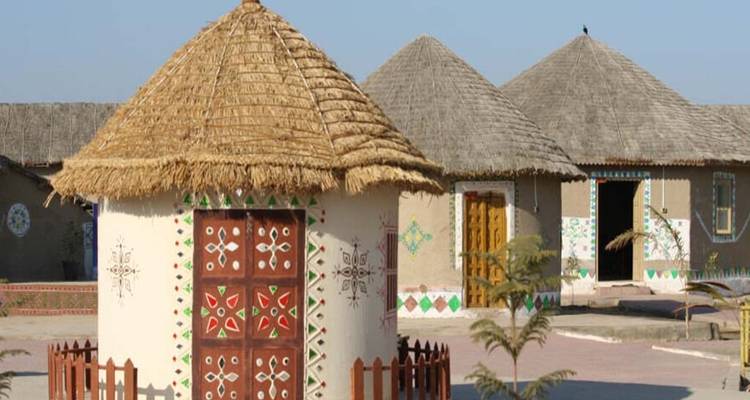 Des cabanes traditionnelles dans un cadre rural.