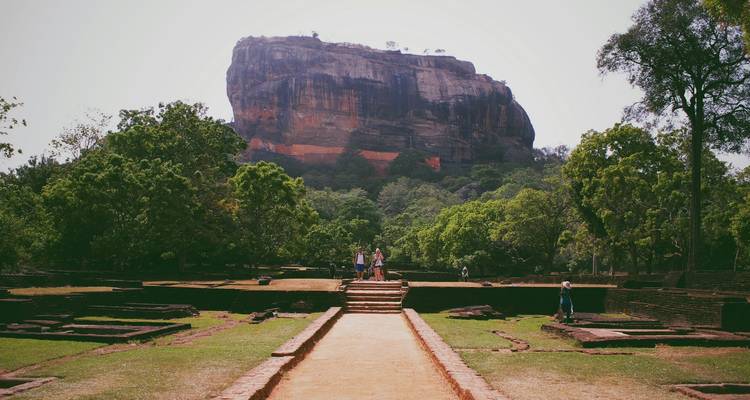 Sendero que conduce a la fortaleza rocosa de Sigiriya.