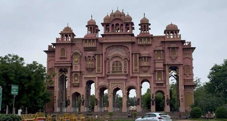 Majestueuze roze architectonische structuur in Jaipur.