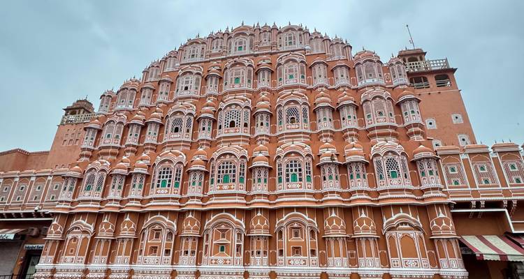 De iconische Hawa Mahal paleisgevel met ingewikkelde architectuur in Jaipur.