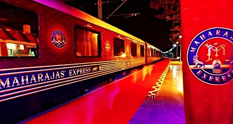 Train Maharajas' Express la nuit avec un éclairage vif.