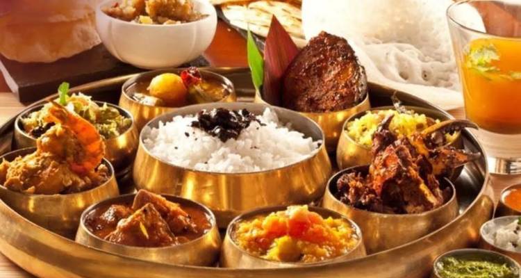 Repas thali indien servi avec divers plats.
