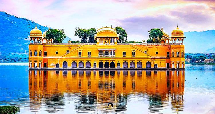 Jal Mahal avec des couleurs vibrantes reflétées sur l'eau.