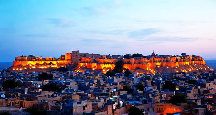 Le fort de Jaisalmer magnifiquement illuminé au crépuscule.