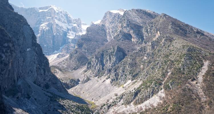 Montagnes enneigées avec des pentes rocheuses abruptes.