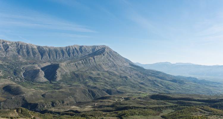 Vue panoramique d'un paysage montagneux.