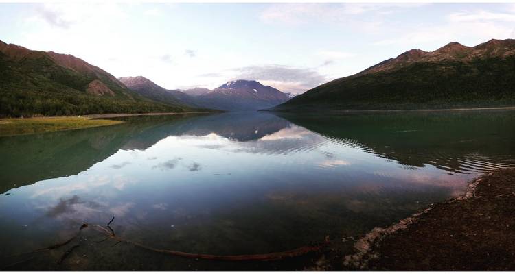 Mountain and lake landscape with reflections on the water.