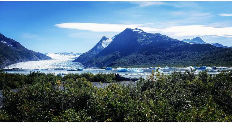 Mountain and glacier landscape with icebergs in a lake.