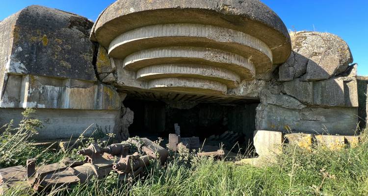 Bunker abandonné avec dommages visibles.