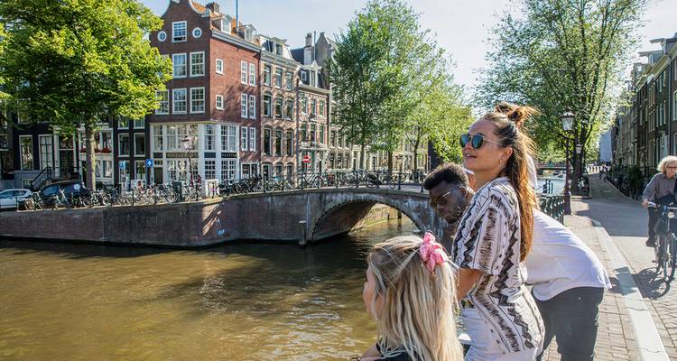 Les gens admirent un canal pittoresque avec une architecture traditionnelle.