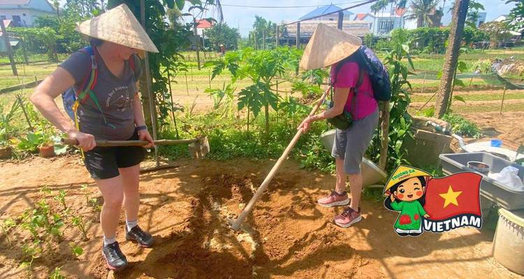 Dos viajeros con sombreros cónicos trabajan la tierra en un huerto de vegetales.