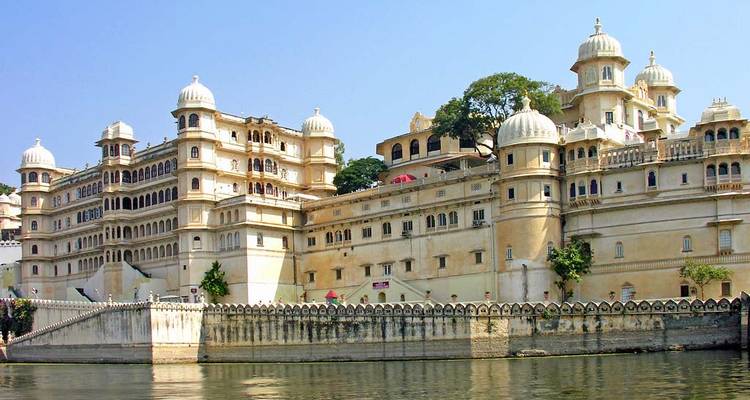 Palacio sobre el agua con arquitectura distintiva, posiblemente en Udaipur.