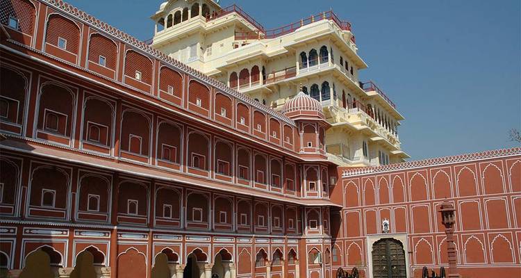 Palacio histórico de arenisca roja con diseños intrincados, posiblemente en Jaipur.