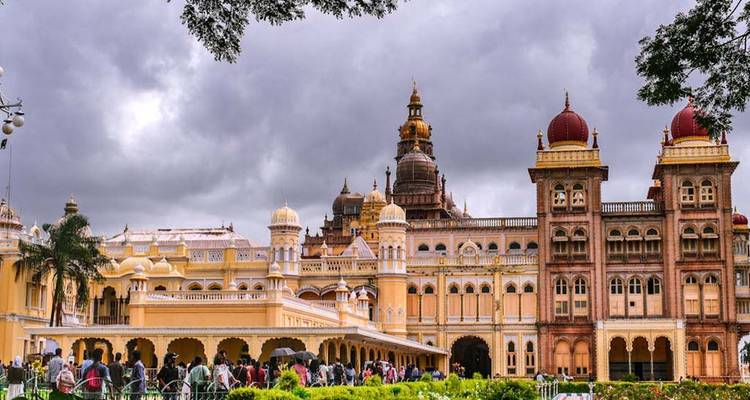 Mysore-Palast mit bewölktem Himmel im Hintergrund.