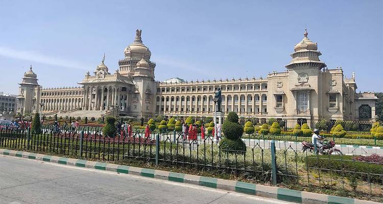 Vidhana Soudha, ein ikonisches Gebäude in Bangalore.