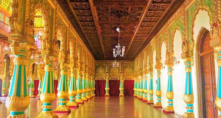 Ein prunkvoller, goldener Innenraum des Mysore-Palastes.