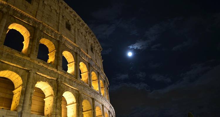 Colisée à Rome la nuit avec pleine lune.