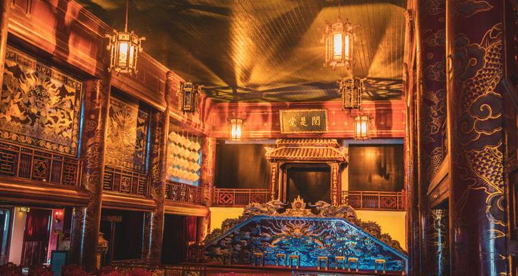 Interior de un teatro histórico en Hue.