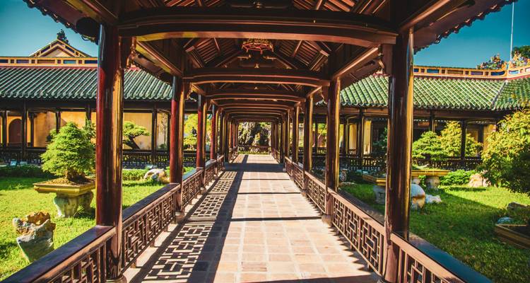 Pasillo de un patio tradicional vietnamita.