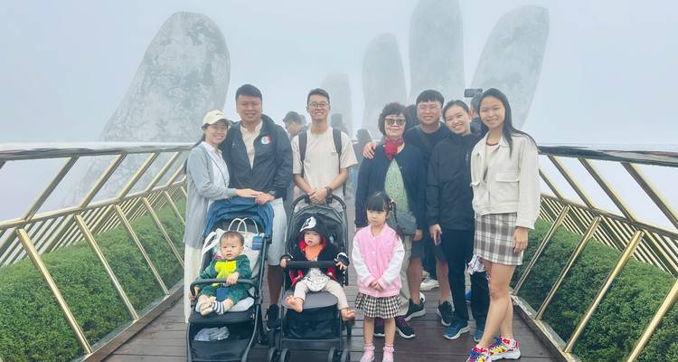 Familiegroep poseert op een mistige brug, glimlachen en vrolijke uitdrukkingen.