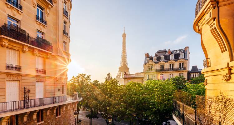 Uitzicht op de Eiffeltoren vanaf een Parijse balkon bij zonsopgang.