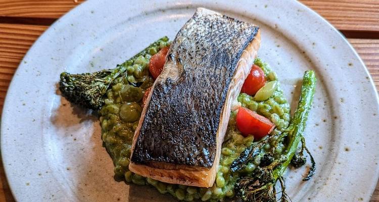 Plat de saumon servi avec un accompagnement de légumes dans une assiette.