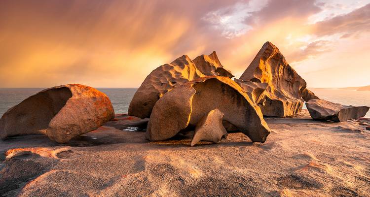 Formations rocheuses époustouflantes sur l'île Kangourou au coucher du soleil avec un ciel dramatique.