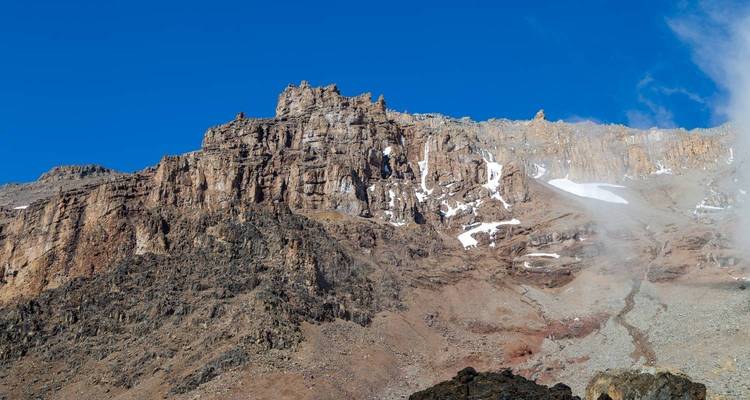 Sommet de montagne majestueux sous un ciel bleu dégagé.