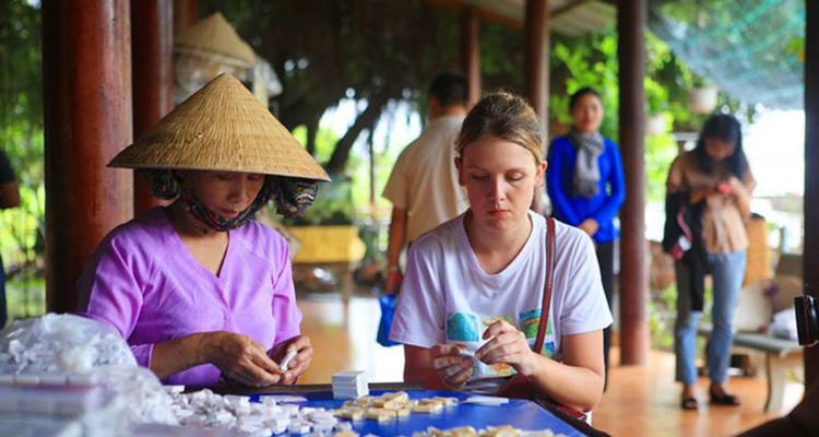 Deux femmes fabriquant des objets d'artisanat à l'intérieur.