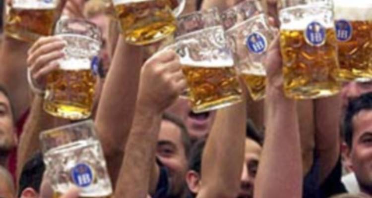 Groupe de personnes levant des chopes de bière en célébration.