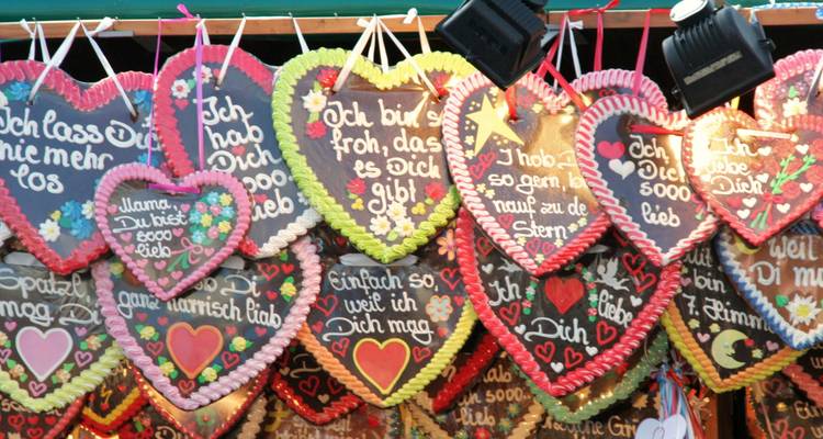 Biscuits décoratifs en pain d'épice en forme de cœur avec du texte en allemand.