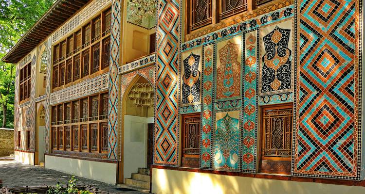 Bâtiment avec un travail de carrelage complexe et des motifs colorés.