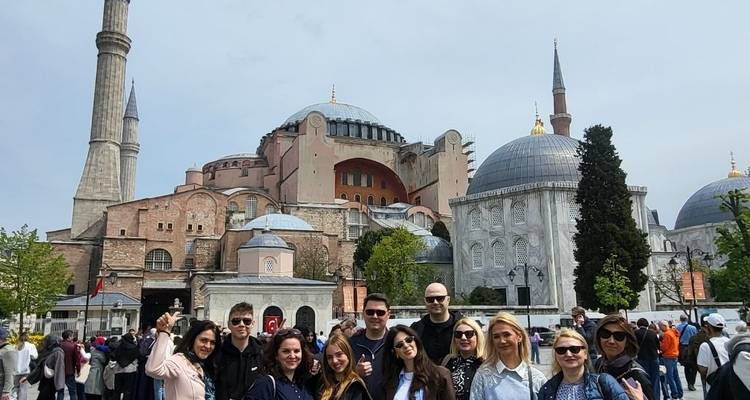 Grupo posando frente a la Hagia Sophia.