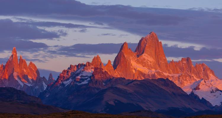 Vue époustouflante du mont Fitz Roy avec un lever de soleil spectaculaire.