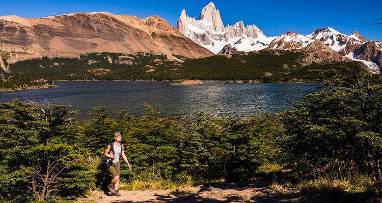 Personne faisant de la randonnée près d'un lac avec le mont Fitz Roy en arrière-plan.