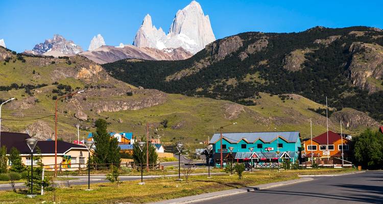 Ville colorée avec le mont Fitz Roy en arrière-plan.