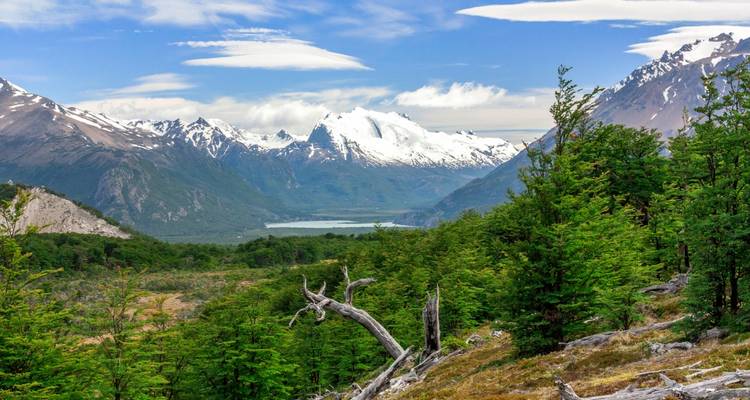 Vue panoramique des montagnes et d'un lac lointain.