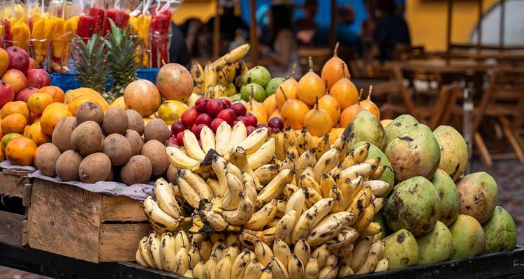 Étalage de fruits tropicaux colorés sur un stand de marché.