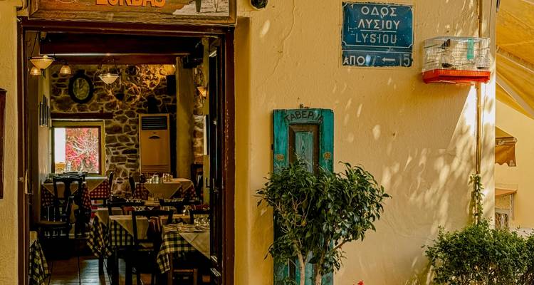 Entrée d'une taverne traditionnelle avec signalisation de rue.