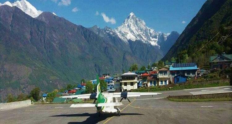 Pequeña aeronave en la pista con cordillera montañosa de fondo.