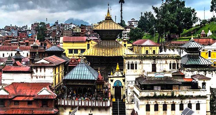 Ciudad histórica bulliciosa con templos y edificios coloridos.
