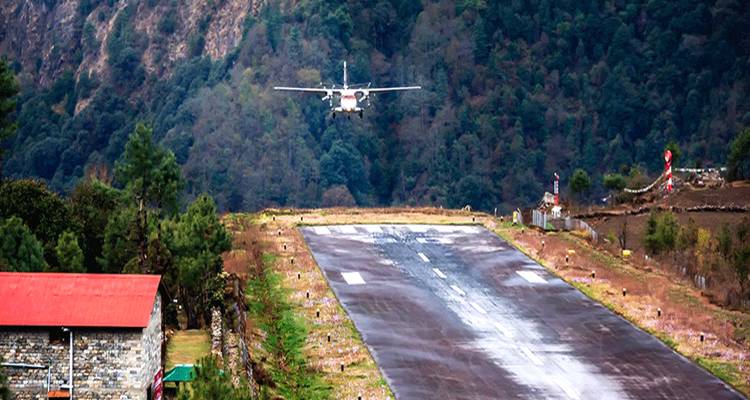 Avión aproximándose a una pista de montaña.