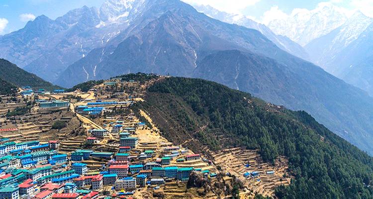 Vista aérea de un pueblo de montaña con edificios coloridos.