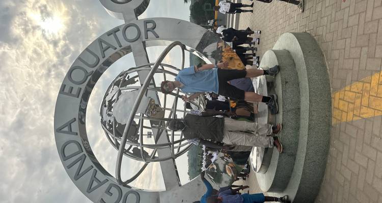 Touristes au monument de l'Équateur en Ouganda.