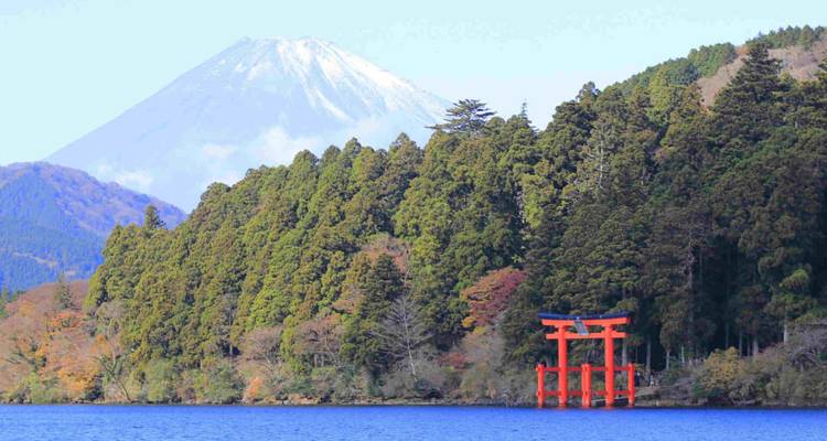 Lac avec torii et mont Fuji.